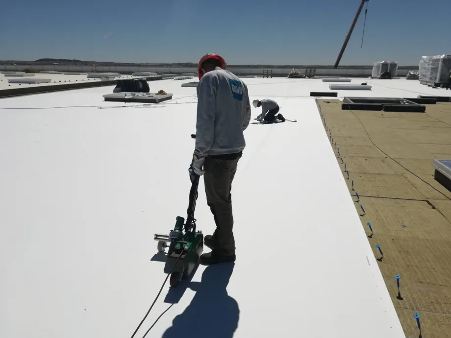 Láminas sintéticas de PVC frente a TPO, ¿cuál se adapta mejor a las necesidades de mi cubierta?