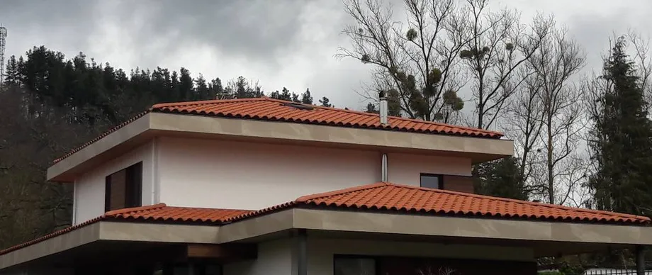 Las tejas cerámicas o de hormigón modernas son la mejor elección al renovar edificios antiguos, ya que, además de cumplir con los parámetros técnicos, realzan perfectamente el carácter de la construcción.
